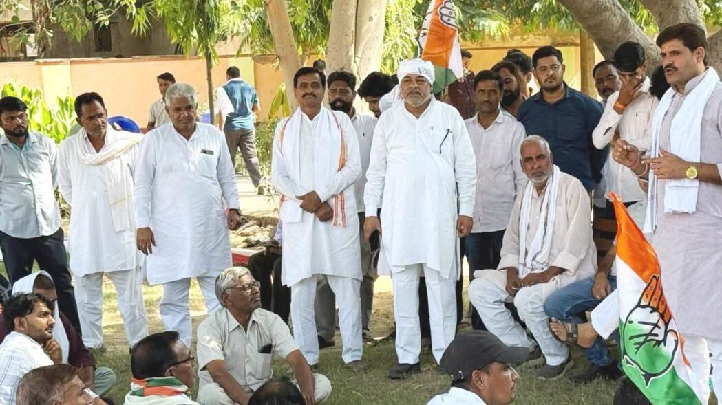 राहुल गांधी के समर्थन में कोटपूतली में कांग्रेस का प्रदर्शन, काला दिवस मनाकर जताया विरोध
