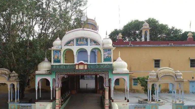 दो राज्यों की सीमा पर फैला रामेश्वर धाम मंदिर, चढ़ावा चढ़ाने की मनाही