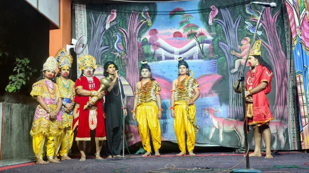 पावटा रामलीला मंचन में हनुमान जी ने जलाई सोने की लंका