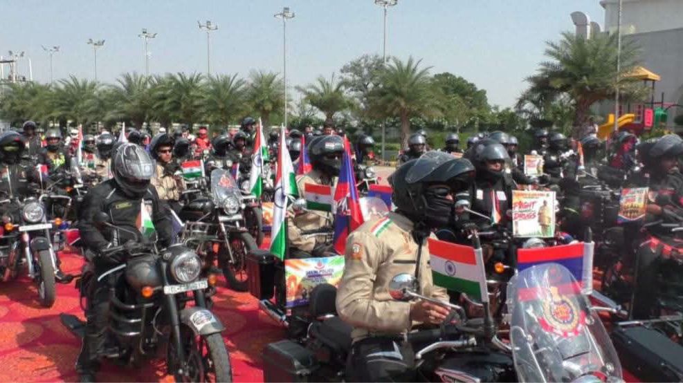 एसपी सतवीर सिंह ने हरी झंडी दिखा 250 राइडर्स को जयपुर के लिए किया रवाना एसपी सतवीर सिंह ने हरी झंडी दिखा 250 राइडर्स को जयपुर के लिए किया रवाना
