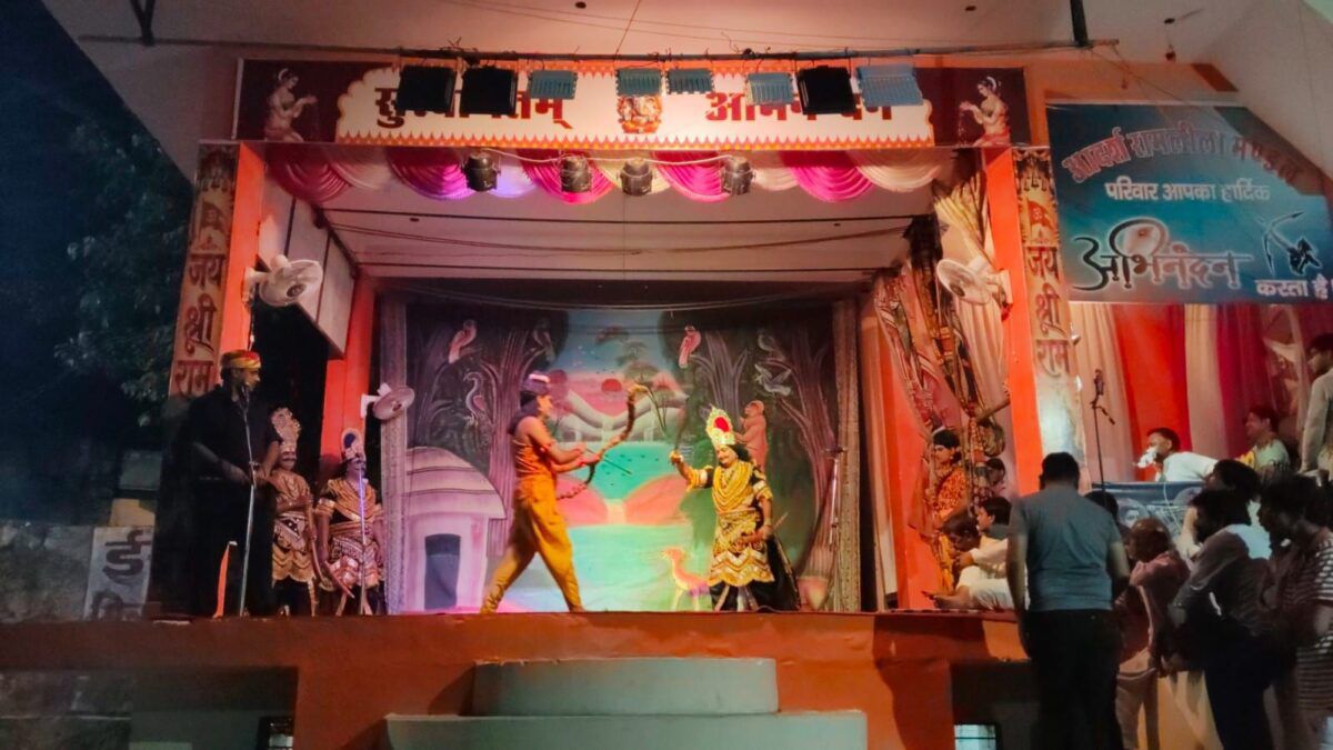 रामलीला में सूर्पनखा की नाक काटने और खर-दूषण वध की लीला का मंचन रामलीला में सूर्पनखा की नाक काटने और खर-दूषण वध की लीला का मंचन