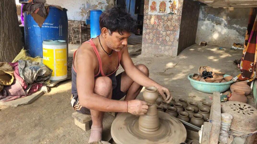 महंगाई की मार के बीच मिट्टी के दीयों से रोशन होंगी दीपावली की रातें महंगाई की मार के बीच मिट्टी के दीयों से रोशन होंगी दीपावली की रातें