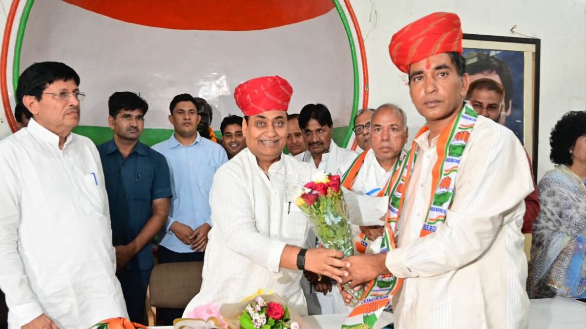 भाजपा छोड़ कांग्रेस में शामिल हुए इंजीनियर सुभाष घोघड़ भाजपा छोड़ कांग्रेस में शामिल हुए इंजीनियर सुभाष घोघड़