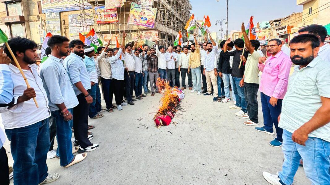 कांग्रेस का विरोध प्रदर्शन, राठौड़ के खिलाफ कार्रवाई की उठी मांग