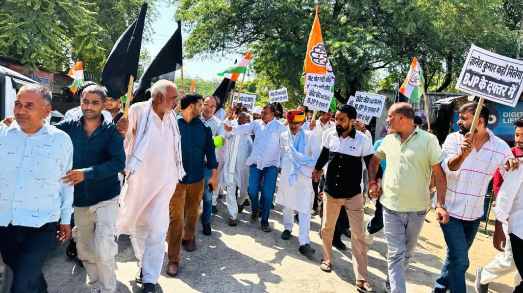 राहुल गांधी के समर्थन में कोटपूतली में कांग्रेस का प्रदर्शन, काला दिवस मनाकर जताया विरोध