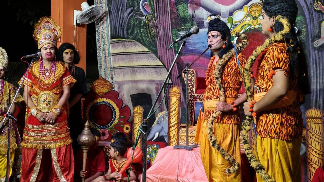 रामलीला में राम-सुग्रीव मित्रता और बाली वध की लीला ने मोहा मन रामलीला में राम-सुग्रीव मित्रता और बाली वध की लीला ने मोहा मन