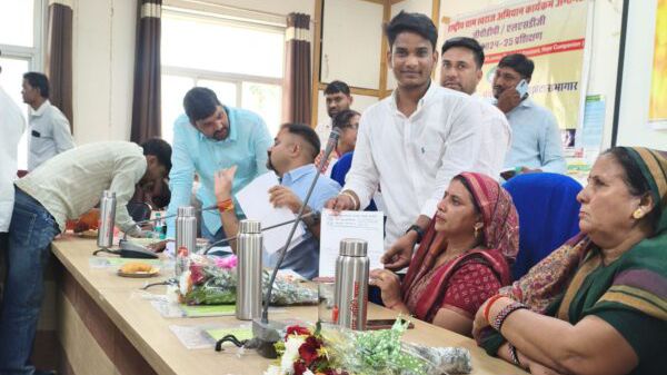 60 सालों से पट्टों का इंतजार, पार्षद रिंकू कांसोटिया ने पालिका अध्यक्ष को सौंपा ज्ञापन