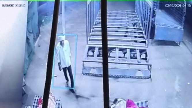 चारपाई पर सोते व्यक्ति का मोबाइल चोरी, CCTV में कैद हुई वारदात