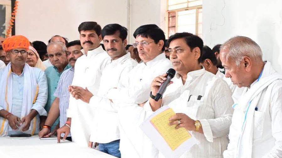 भाजपा छोड़ कांग्रेस में शामिल हुए इंजीनियर सुभाष घोघड़ भाजपा छोड़ कांग्रेस में शामिल हुए इंजीनियर सुभाष घोघड़