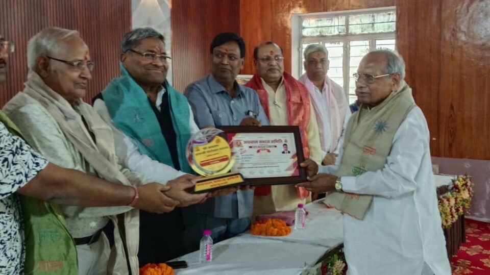 अग्रवाल समाज के वार्षिक अधिवेशन में प्रतिभाओं को किया सम्मानित