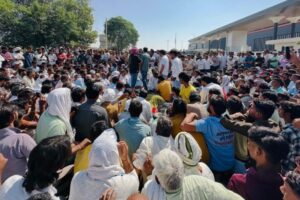भैंसलाना में 21 वर्षीय युवती की मौत के बाद प्रदर्शन, सहायता राशि पर सहमति के बाद धरना समाप्त