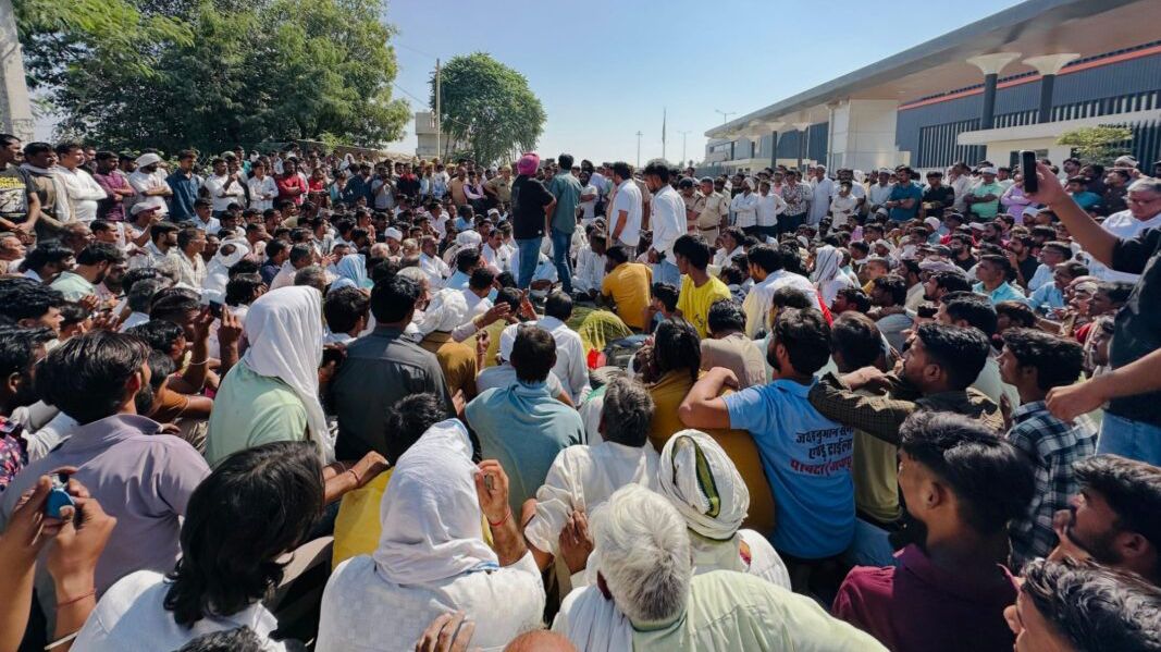 भैंसलाना में 21 वर्षीय युवती की मौत के बाद प्रदर्शन, सहायता राशि पर सहमति के बाद धरना समाप्त