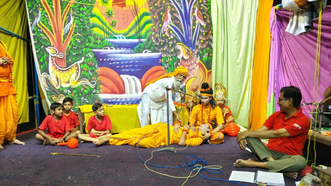 प्रागपुरा रामलीला में लक्ष्मण मूर्छित मंचन देख भावुक हुए दर्शक प्रागपुरा रामलीला में लक्ष्मण मूर्छित मंचन देख भावुक हुए दर्शक