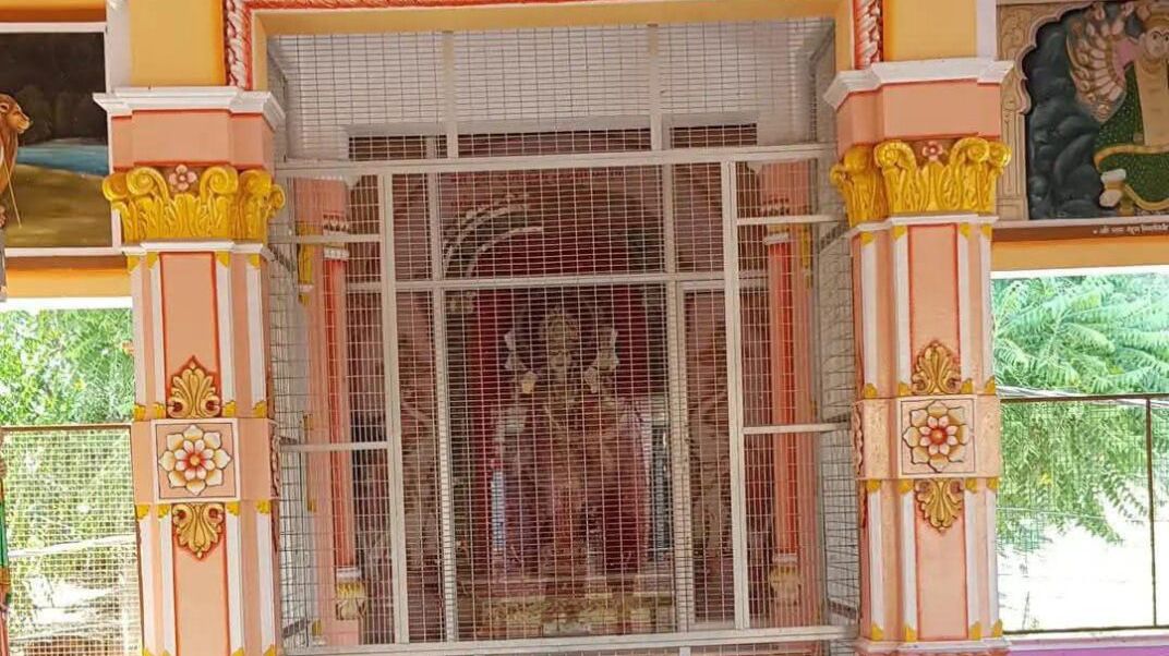 दो राज्यों की सीमा पर फैला रामेश्वर धाम मंदिर, चढ़ावा चढ़ाने की मनाही