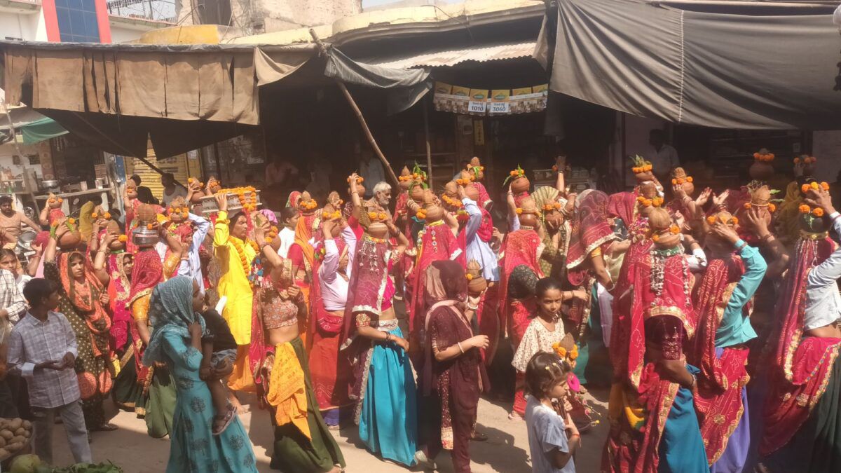 गोपीनाथ मंदिर में श्रीमद् भागवत कथा का शुभारम्भ, कलश यात्रा निकाली