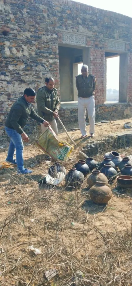 अवैध व हथकढ़ शराब के ठिकाने ढुंढ़ने दौड़ी पुलिस, नष्ट कर दी 2 हजार लीटर 'हथकढ़ वाश' 1 Illegal and handicapped liquor bases