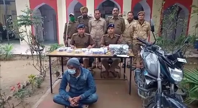 100 आधार कार्ड, 100 पैन कार्ड, 8 मोबाइल व 25 सिमकार्ड के साथ साईबर ठग गिरफ्तार 1 Cyber thugs arrested