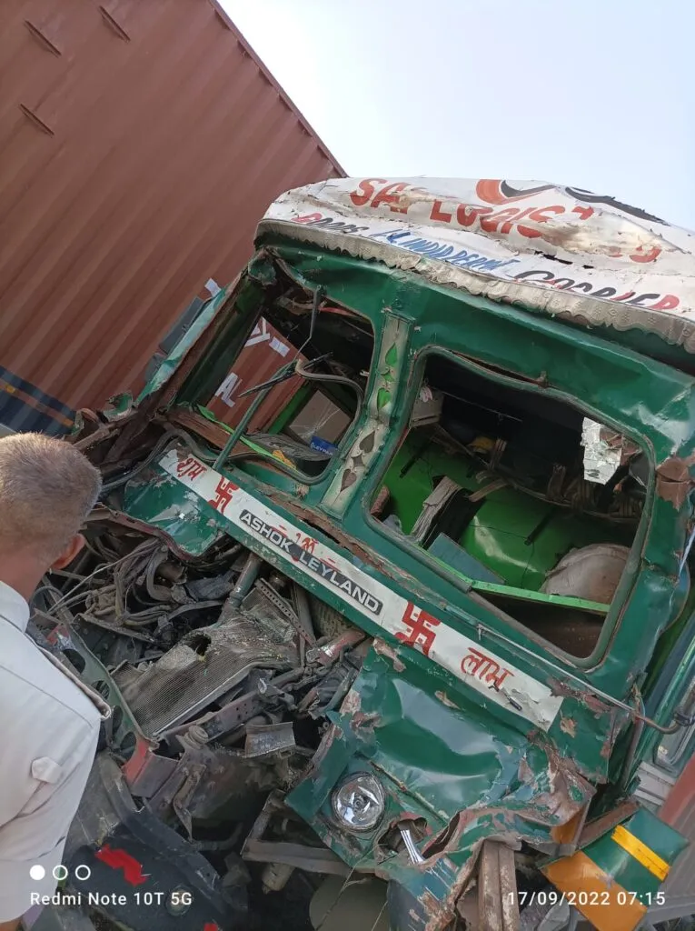 हाईवे पर हादसा : ट्रकों में आपसी भिड़ंत, पुलिस ने कड़ी मशक्कत से ट्रक चालक को निकाला 3 IMG 20220917 WA0000