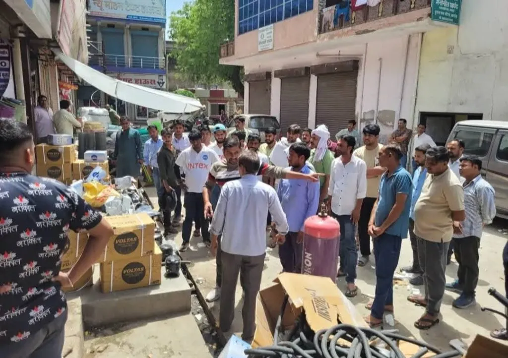दुकान में फ्रीज के कम्प्रेशर में हुआ ब्लास्ट, तेज धमाके से सड़क तक बिखरा सामान 2 fb img 17452906178828609249944151935322
