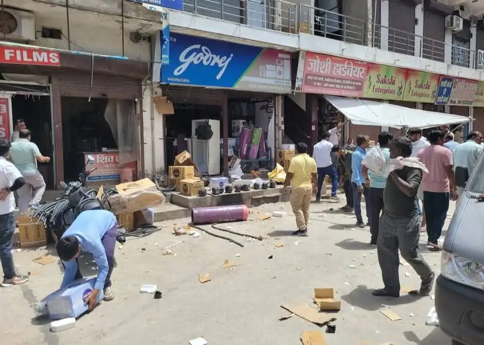 दुकान में फ्रीज के कम्प्रेशर में हुआ ब्लास्ट, तेज धमाके से सड़क तक बिखरा सामान 4 fb img 17452906202648645242477824259997