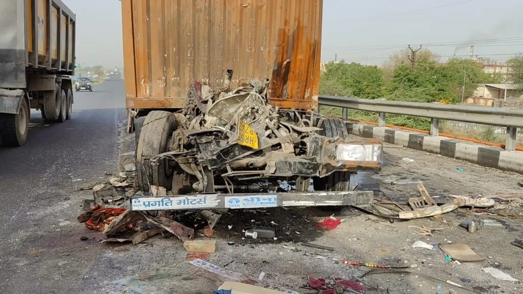 नीमराना मोड फ्लाईओवर पर कंटेनर की टक्कर में चालक की मौत 3 img 20250421 wa00371516799488993603755