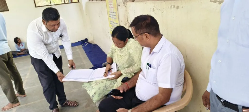 कलेक्टर ने देखी सरकारी योजनाओं की जमीनी हकीकत, जिम्मेदारों को दिए स्पष्ट निर्देश 3 img 20250423 wa0043953487530368856423