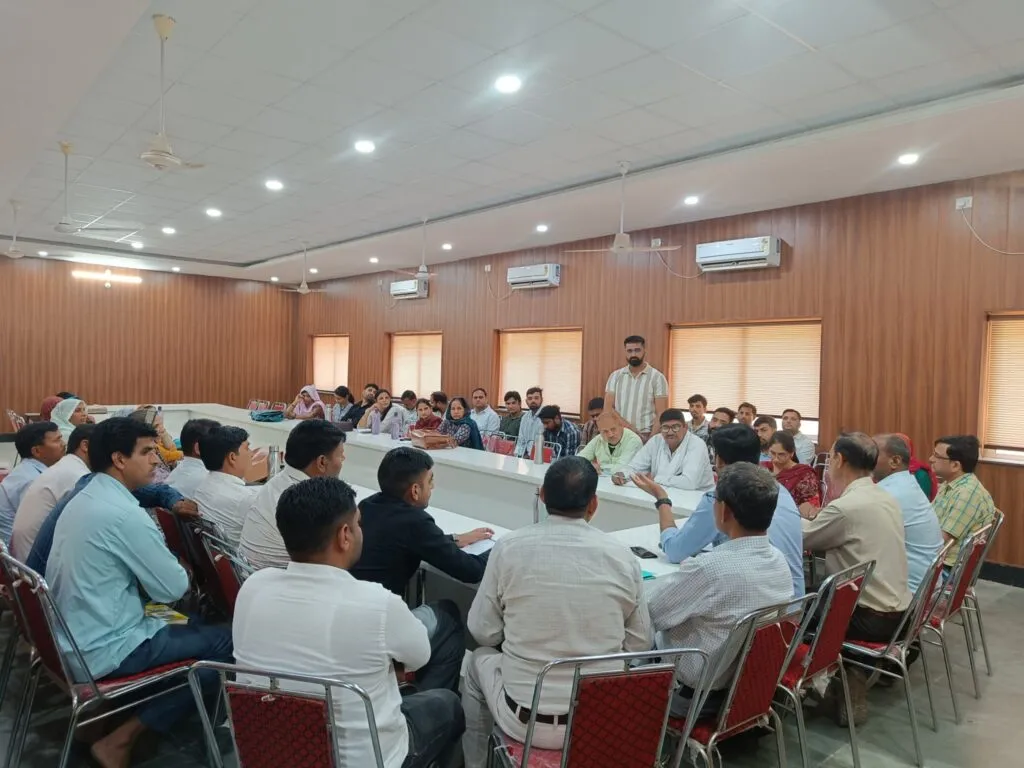 प्रधानमंत्री आवास योजना को लेकर विकास अधिकारी ने की समीक्षा बैठक, दिए निर्देश 3 img 20250424 wa00524998576537484447294