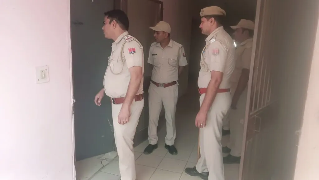 नीमराना पुलिस का अनंतराज सोसाइटी में सघन चेकिंग अभियान 3 img 20250426 wa0022235683540230698051