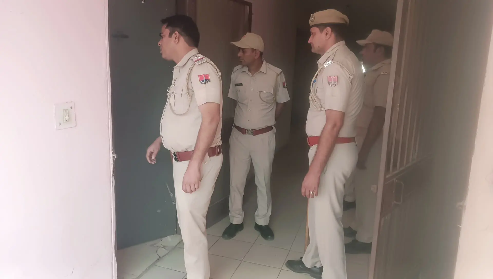 नीमराना पुलिस का अनंतराज सोसाइटी में सघन चेकिंग अभियान 2 img 20250426 wa0022235683540230698051