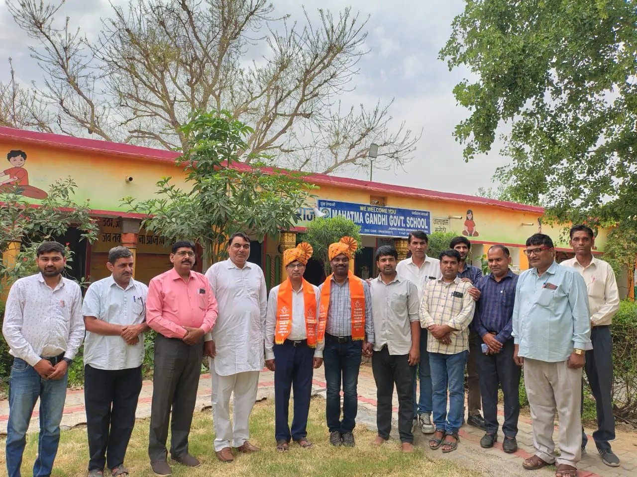 गोपी लाल जी प्राचार्य तथा राकेश सिंह प्राध्यापक बने, ग्रामीणों एवं स्कूल स्टाफ ने किया सम्मान 1 img 20250426 wa01191848275082142893694