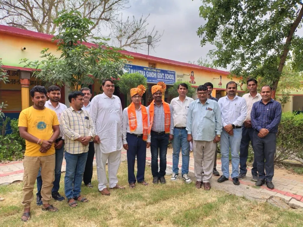 गोपी लाल जी प्राचार्य तथा राकेश सिंह प्राध्यापक बने, ग्रामीणों एवं स्कूल स्टाफ ने किया सम्मान 4 img 20250426 wa01217620814621278594122